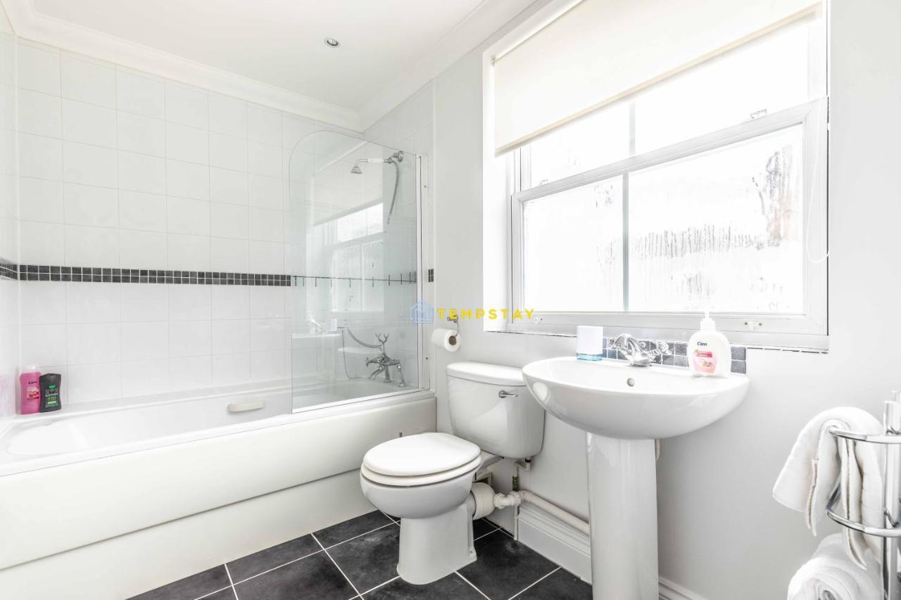 Perfect Spot In Central Windsor & Free Parking! Exterior photo