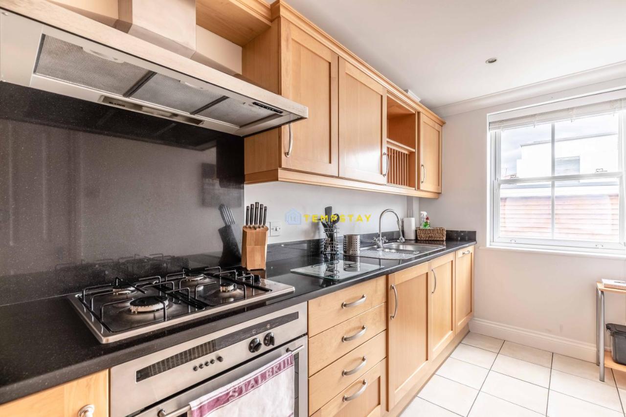 Perfect Spot In Central Windsor & Free Parking! Exterior photo