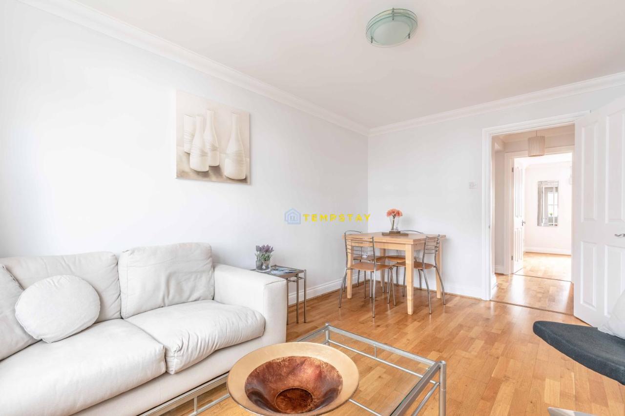 Perfect Spot In Central Windsor & Free Parking! Exterior photo