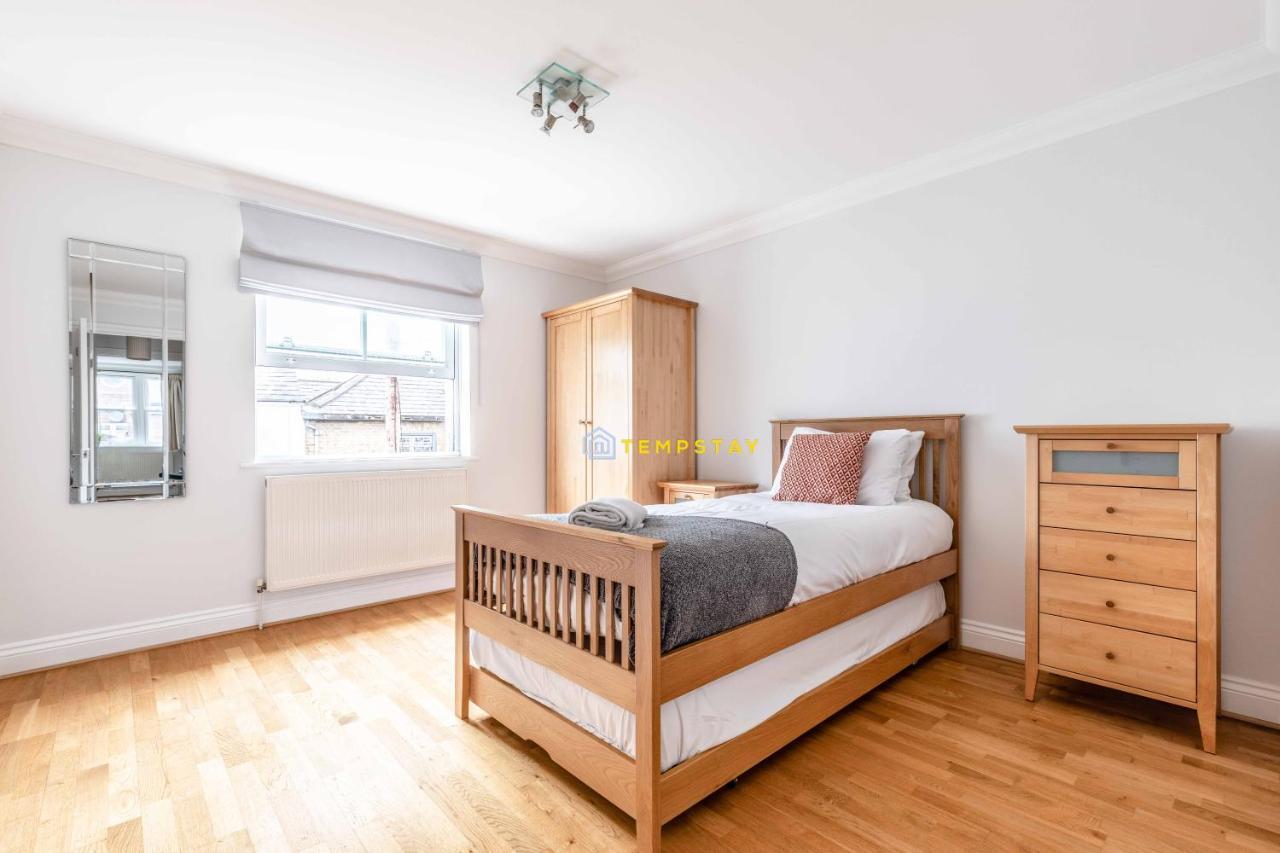 Perfect Spot In Central Windsor & Free Parking! Exterior photo